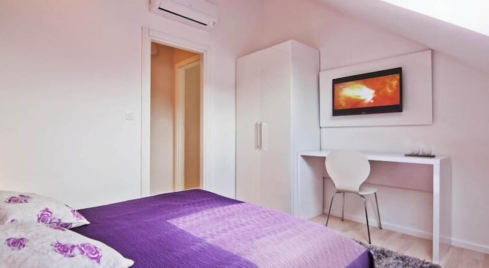 Laura Lux Suites Deluxe Quadruple Room 3