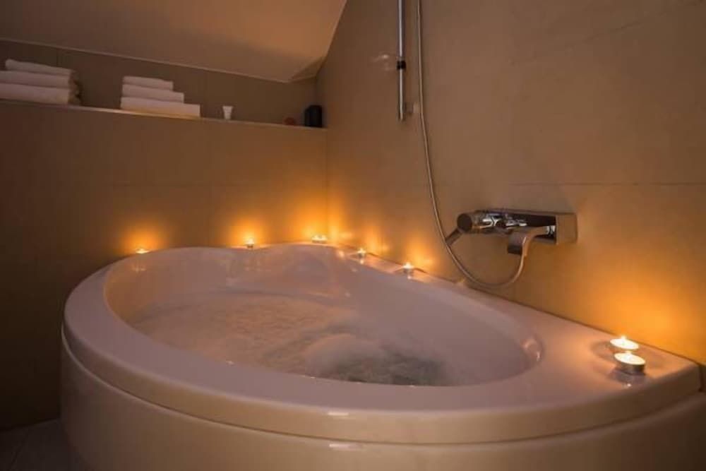 Deep Soaking Bathtub