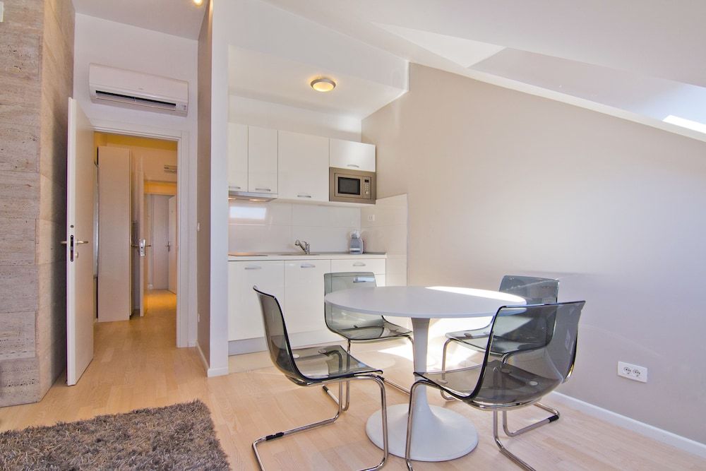 undefined Laura Lux Suites 8