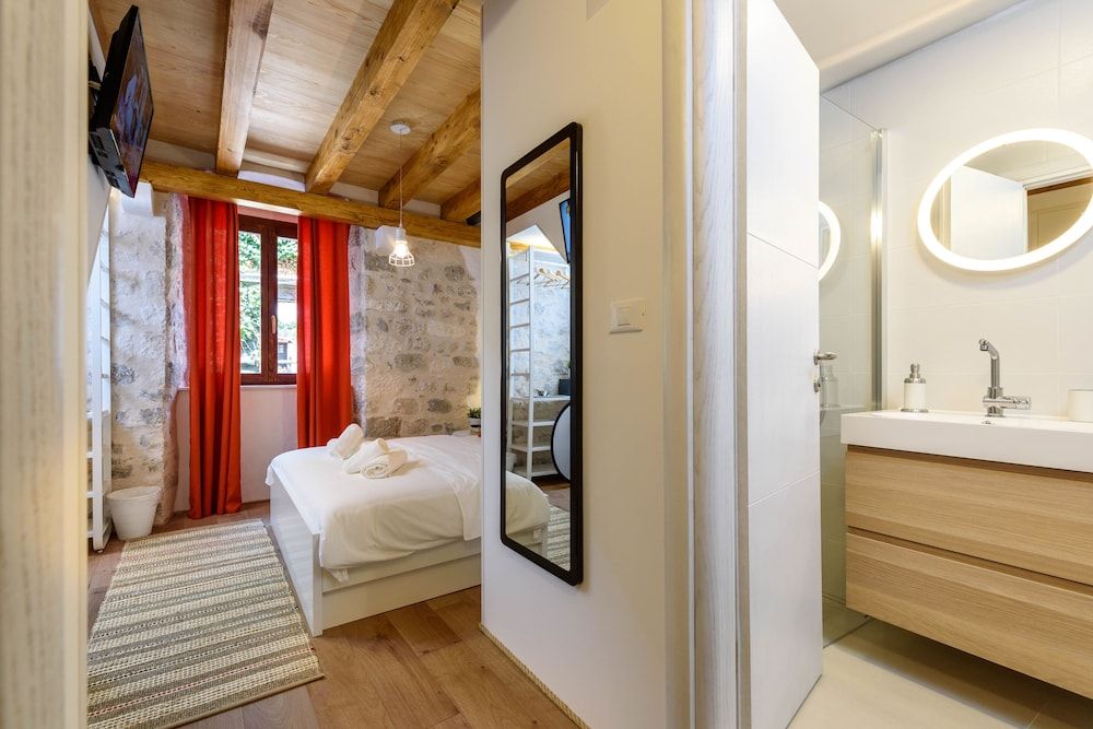 Apartments & Rooms Tiramola Comfort Double Room 2