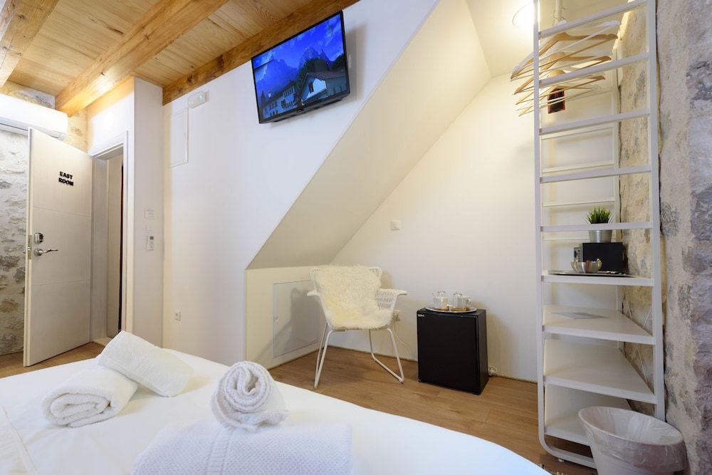 Apartments & Rooms Tiramola Comfort Double Room 4