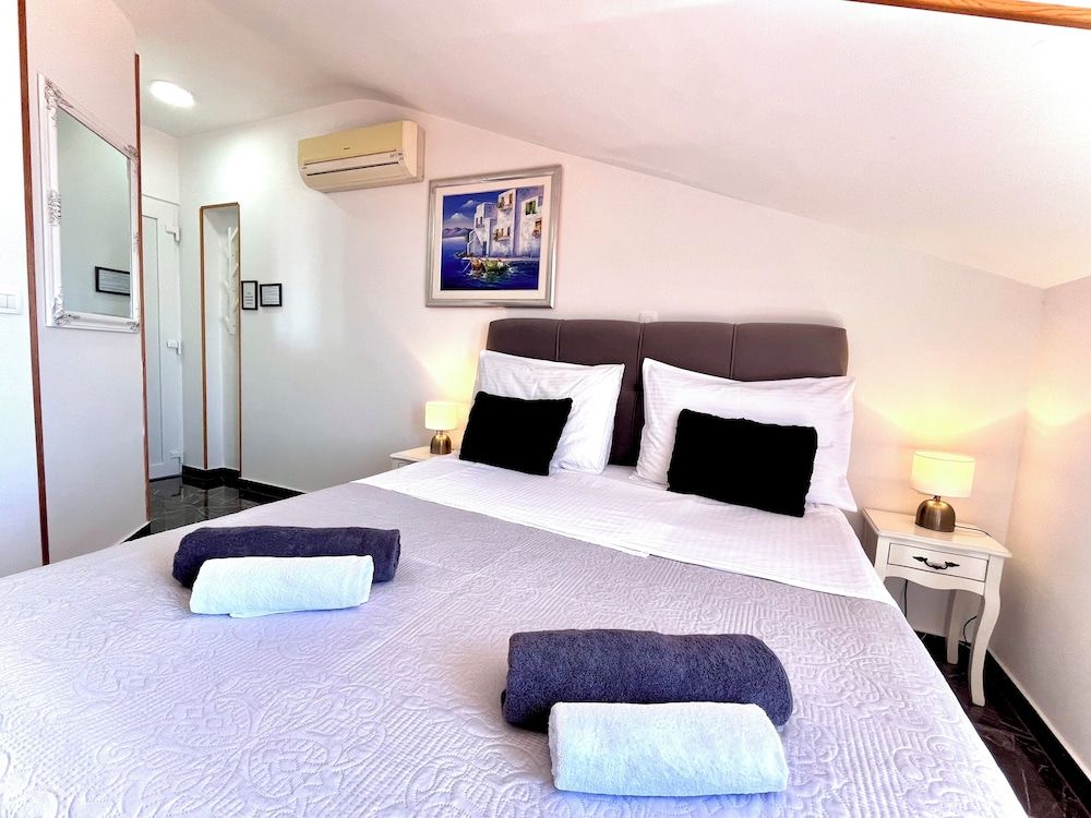 Honeymoon Studio, Sea View
