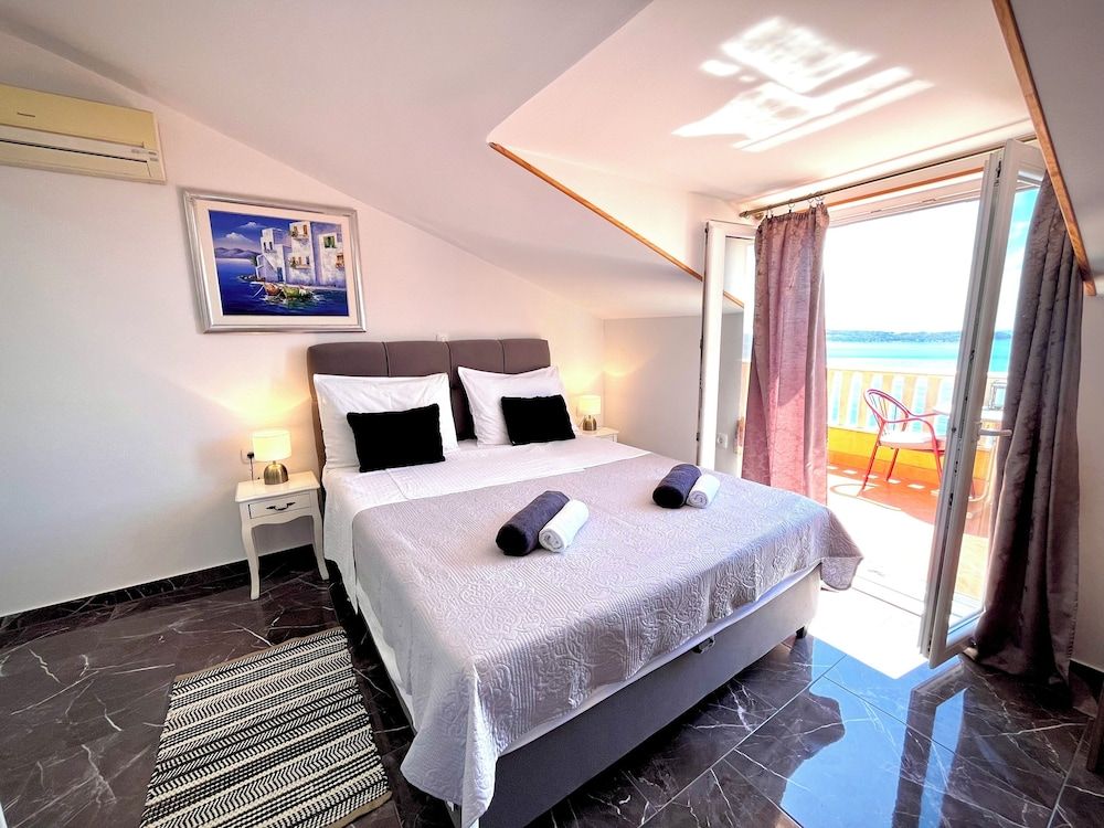 Honeymoon Studio, Sea View