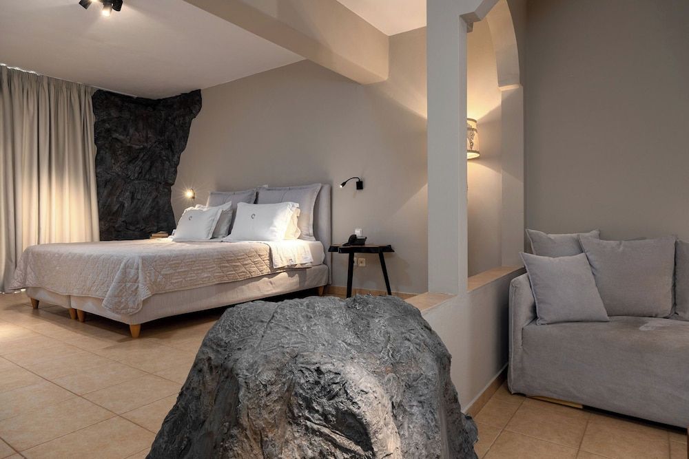Cave Suite with Outdoor Hot Tub