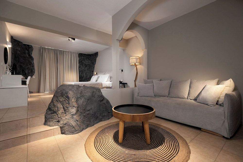 Cave Suite with Outdoor Hot Tub