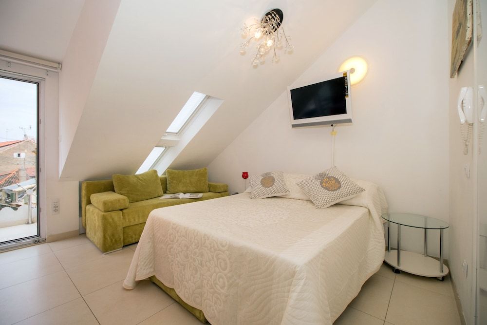 undefined Apartments Tin 5