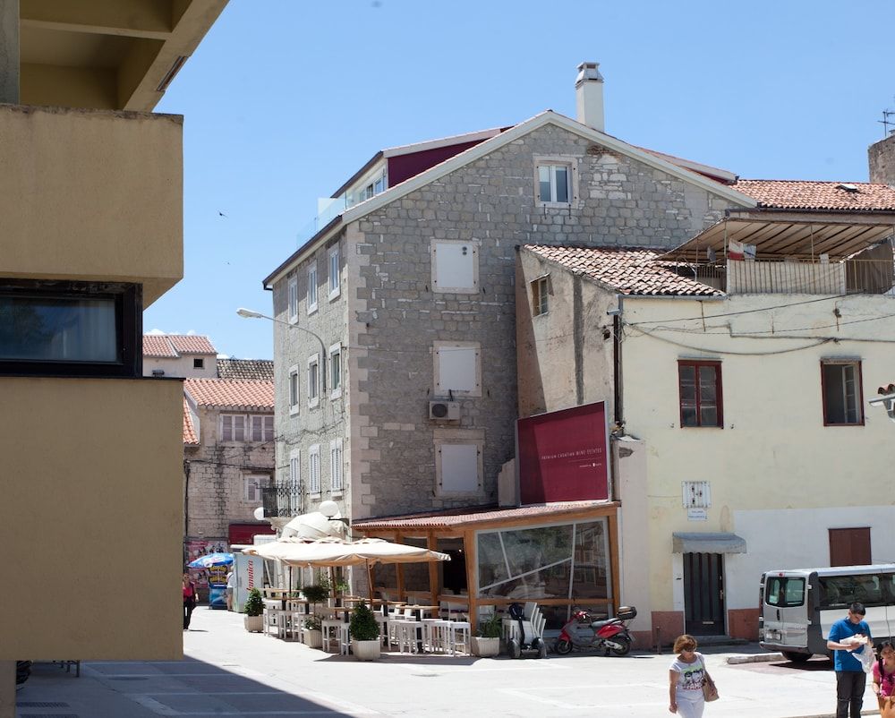 undefined Apartments Tin 4
