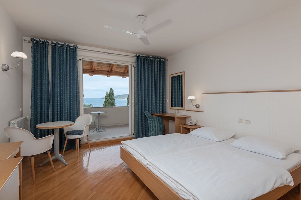 Basic Apartment, Balcony, Partial Sea View