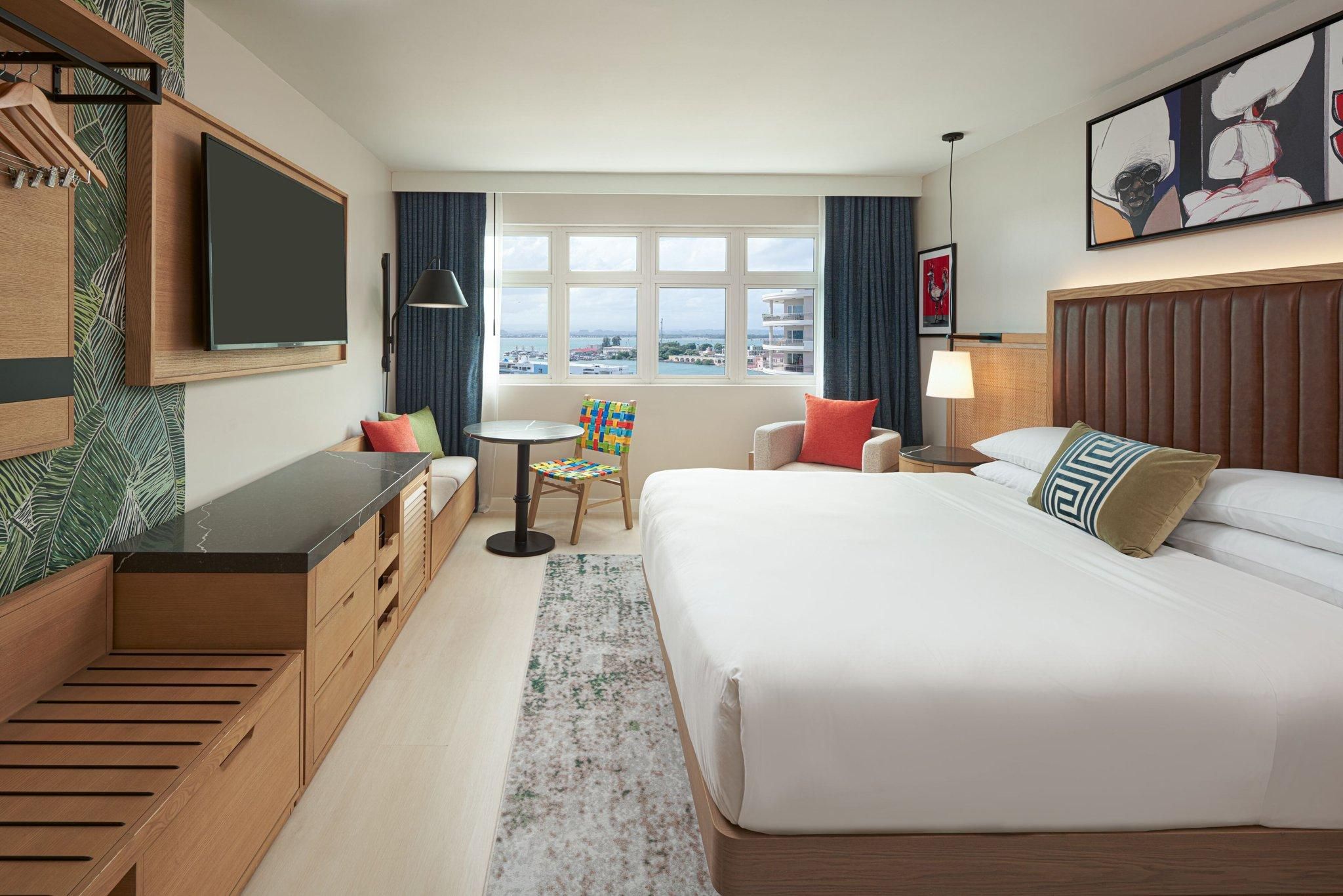 Deluxe Guest Room, 1 King, Bay View