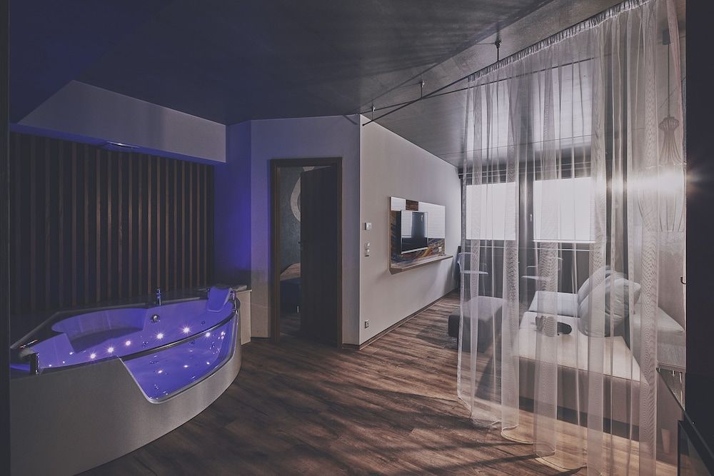 Onyx Luxury Executive Suite with Hydromassage Tub 2