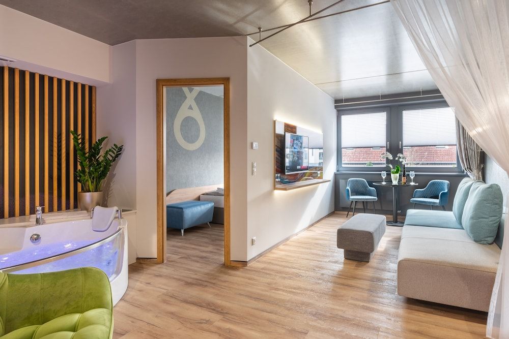 Onyx Luxury Executive Suite with Hydromassage Tub 6