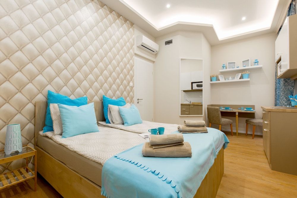 undefined Budapest Holiday Colours