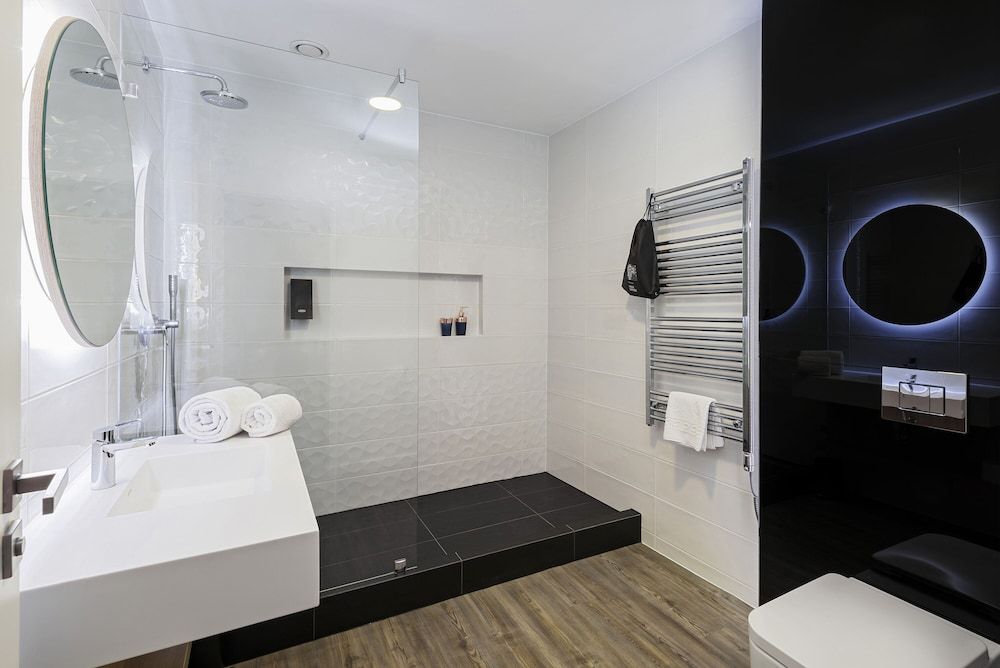 KViHotel Budapest Superior Double Room, 1 Queen Bed 5