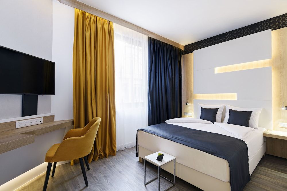 KViHotel Budapest Superior Double Room, 1 Queen Bed 3