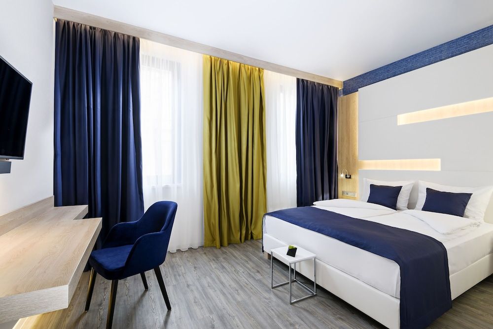 KViHotel Budapest Superior Double Room, 1 Queen Bed 4