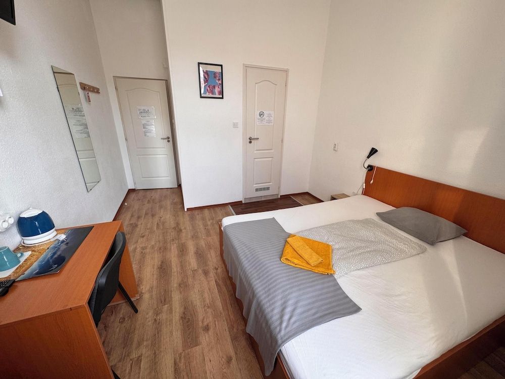 Omega Guesthouse Budapest Double or Twin Room 6