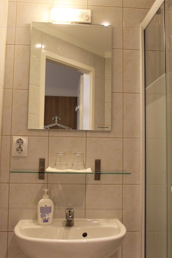 Omega Guesthouse Budapest Double or Twin Room 9