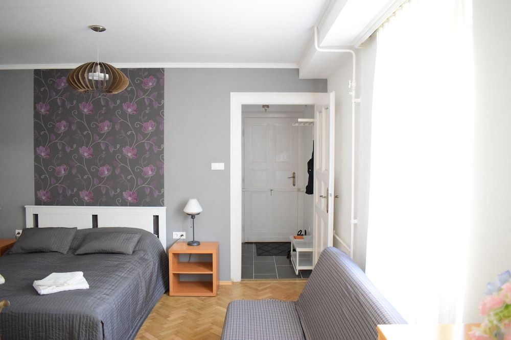 undefined Diamond Astoria 5 sun-lit apartment 3