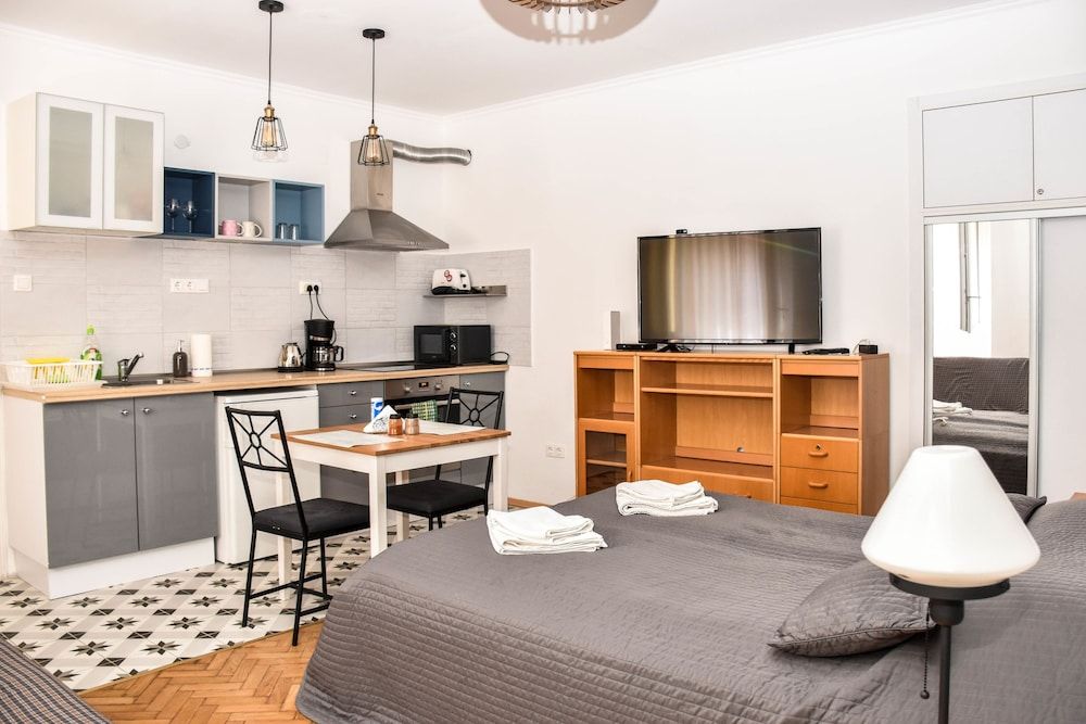 undefined Diamond Astoria 5 sun-lit apartment 5