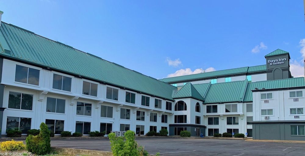 undefined Days Inn & Suites by Wyndham Niagara Falls Centre St. By the Falls 2