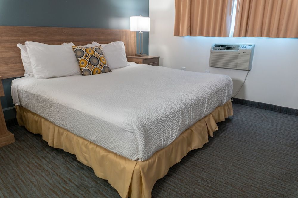 Days Inn & Suites by Wyndham Niagara Falls Centre St. By the Falls Standard Room, 1 King Bed