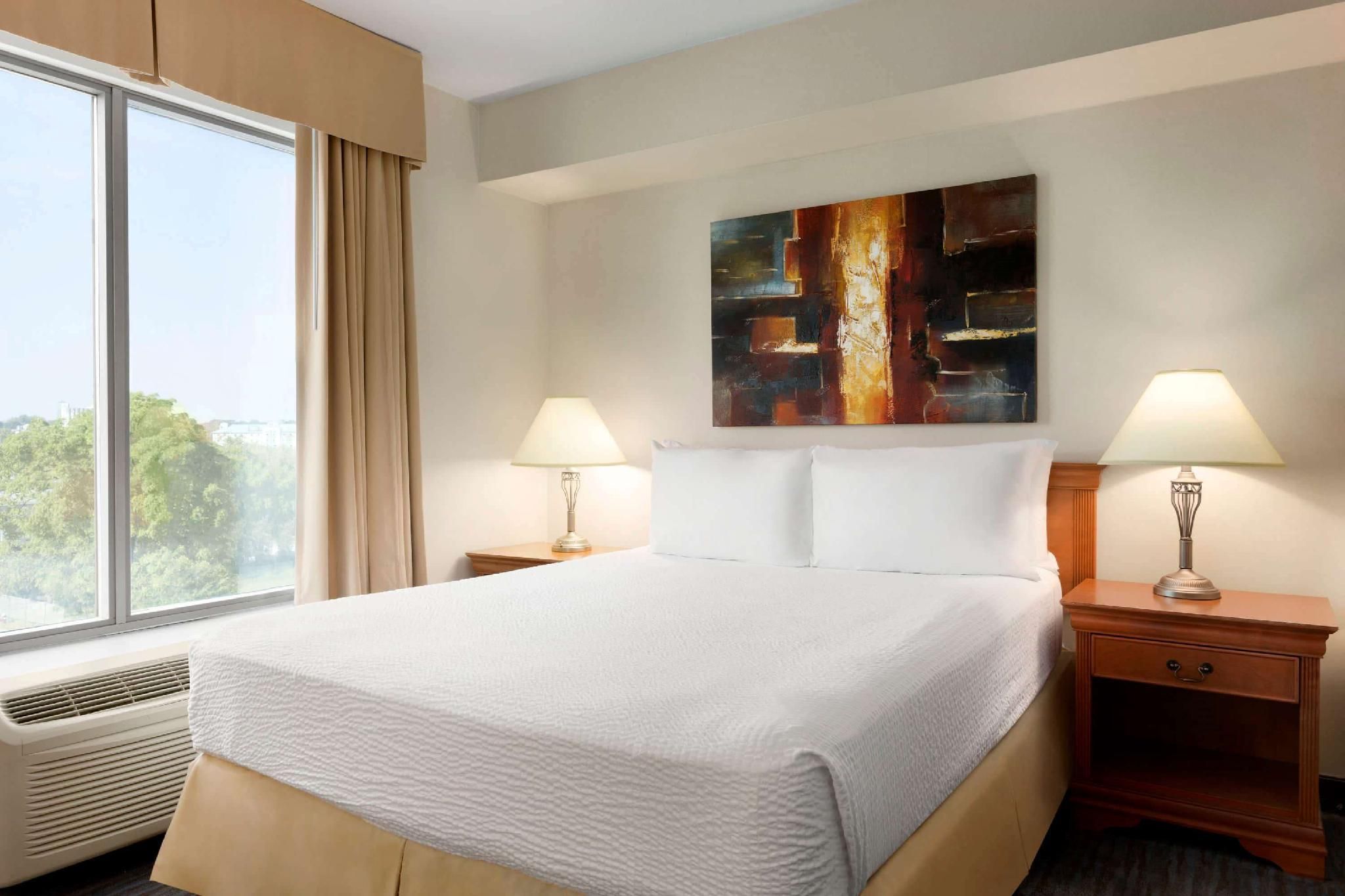 undefined Days Inn & Suites by Wyndham Niagara Falls Centre St. By the Falls 8