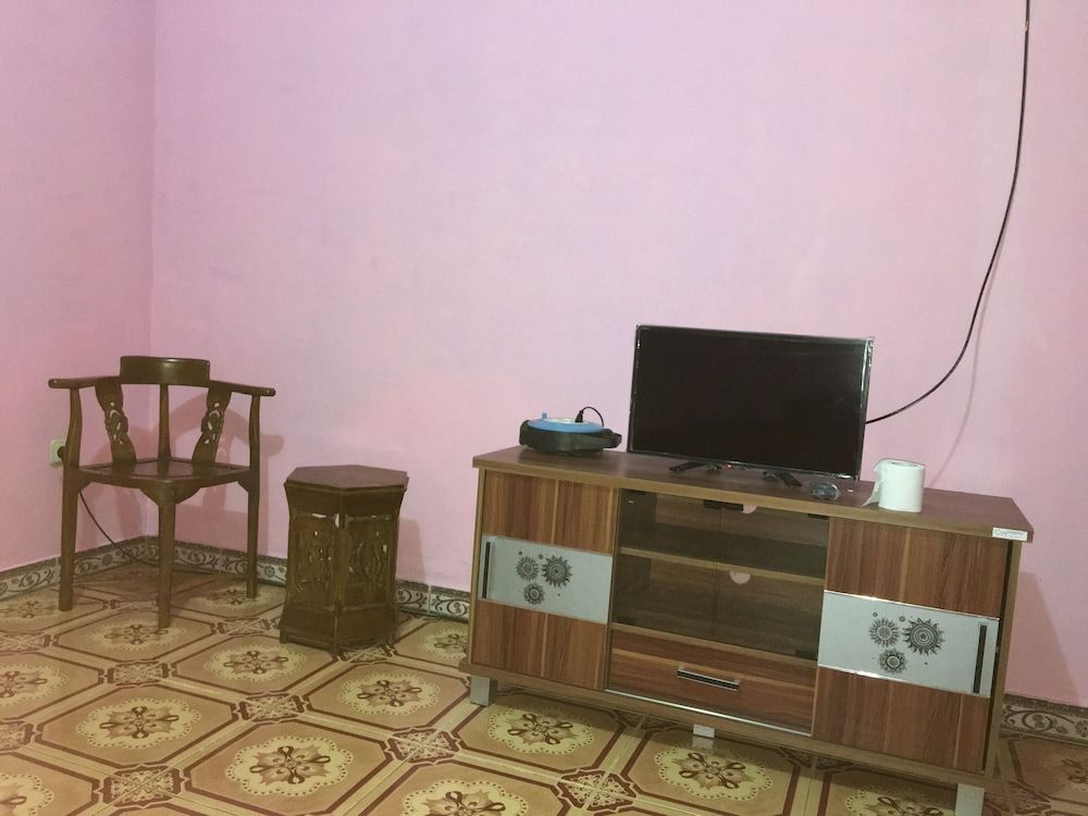 Aini Homestay Ternate Deluxe Double Room, Beach View 4