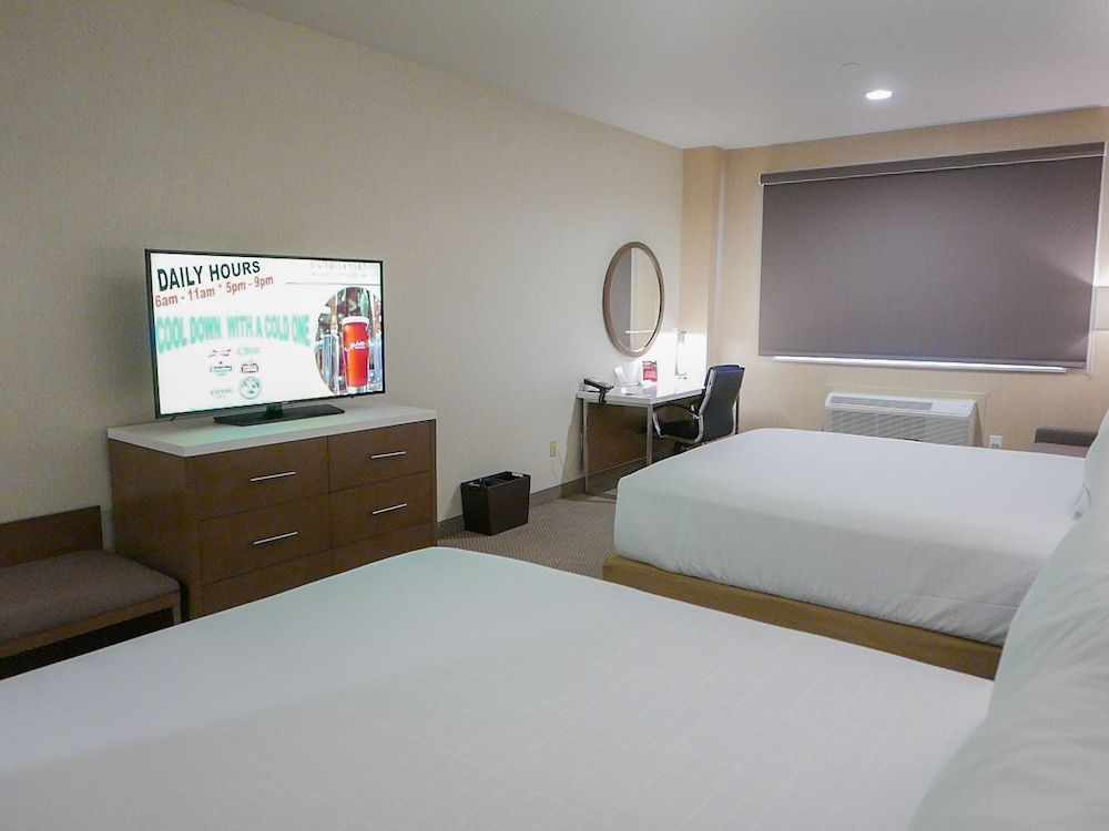 Wyndham Anaheim Room, 2 Queen Beds, Non Smoking 3