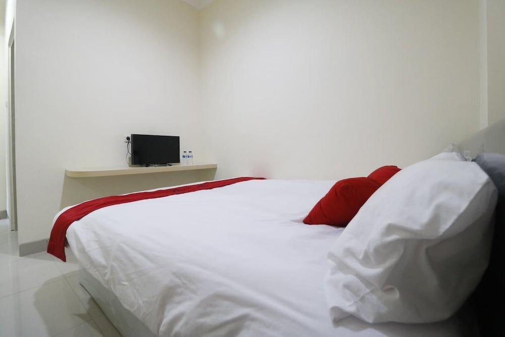 undefined RedDoorz Plus near Mall Ciputra Jakarta 10