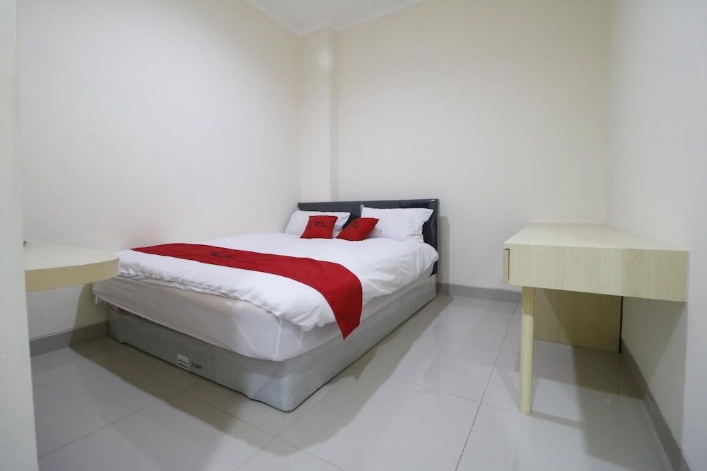 undefined RedDoorz Plus near Mall Ciputra Jakarta 9