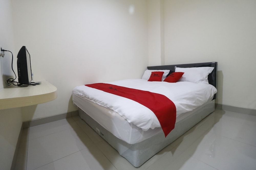 undefined RedDoorz Plus near Mall Ciputra Jakarta 5