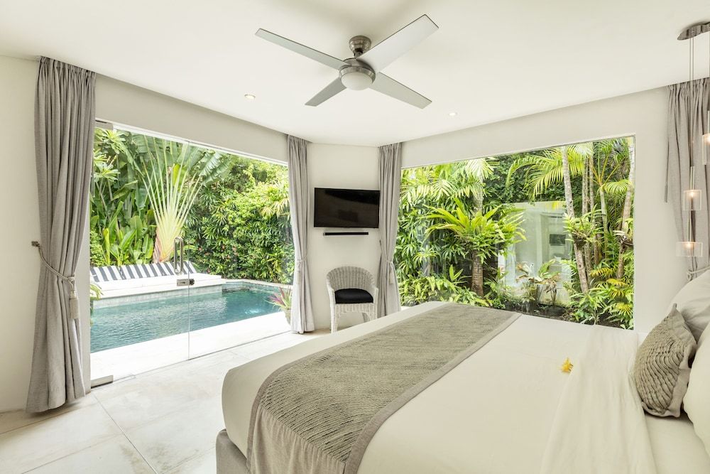 3-Bedroom Villa with Pool View