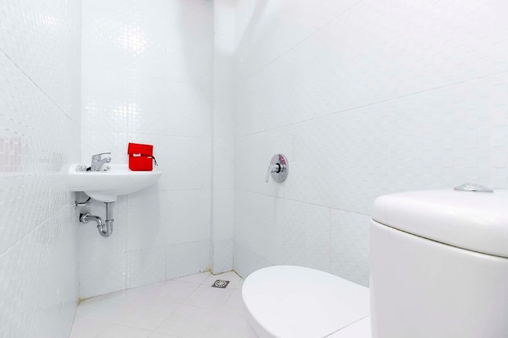 RedDoorz near Hayam Wuruk Deluxe Double Room 5