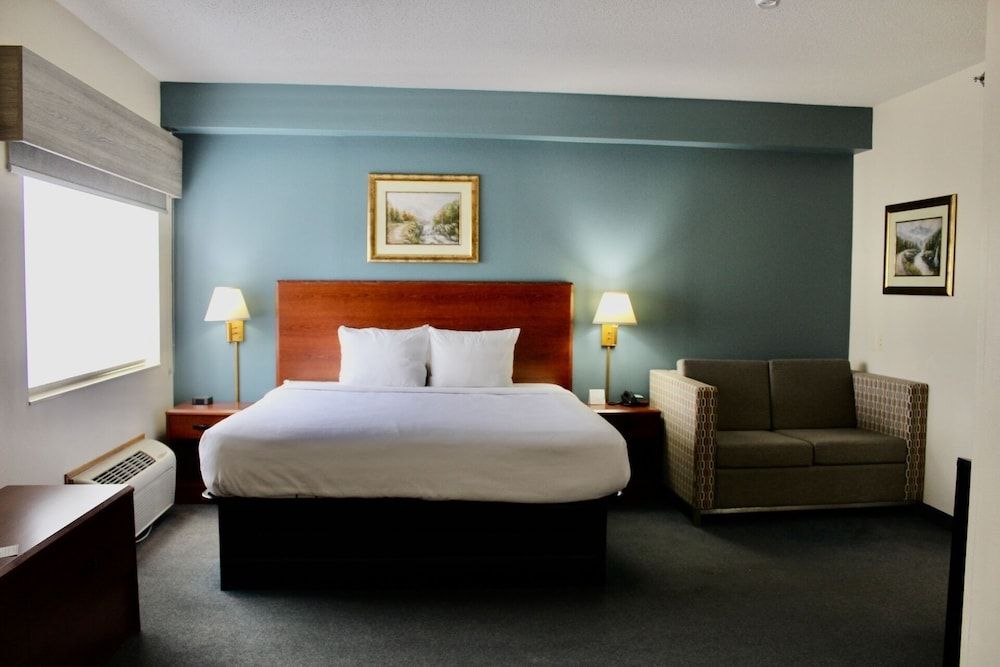 Deluxe Room, 1 King Bed with Sofa bed, Non Smoking, Hot Tub