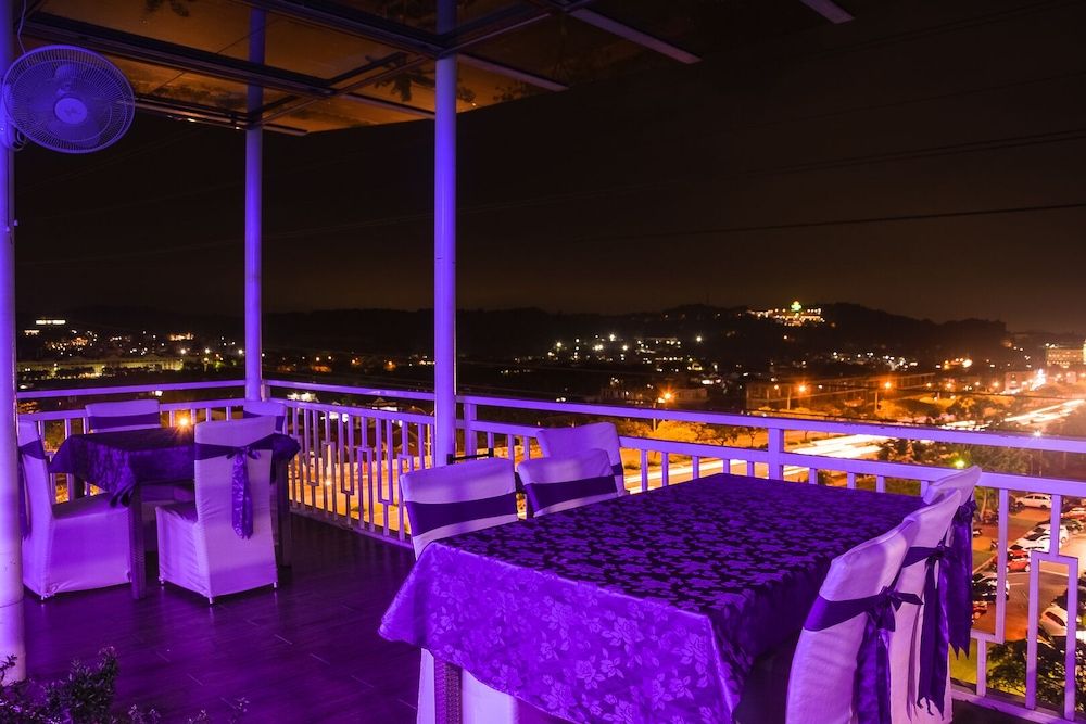 undefined Green Rose Hotel 8