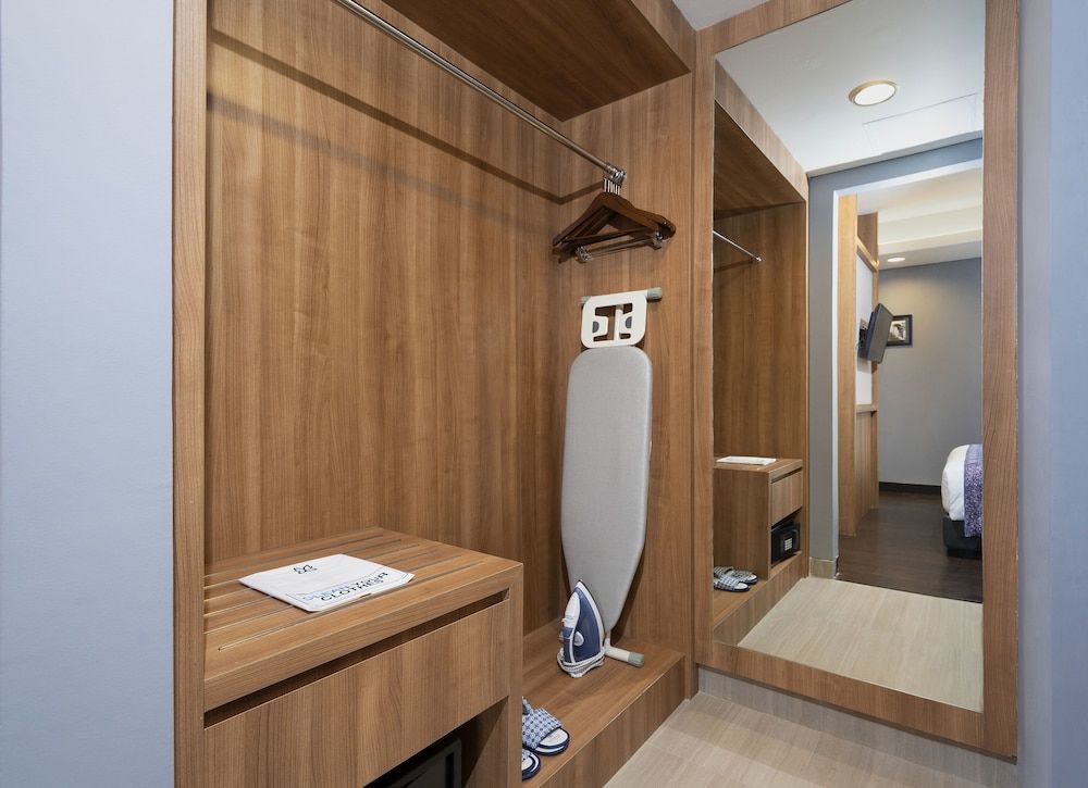 Suite, 1 King Bed, City View