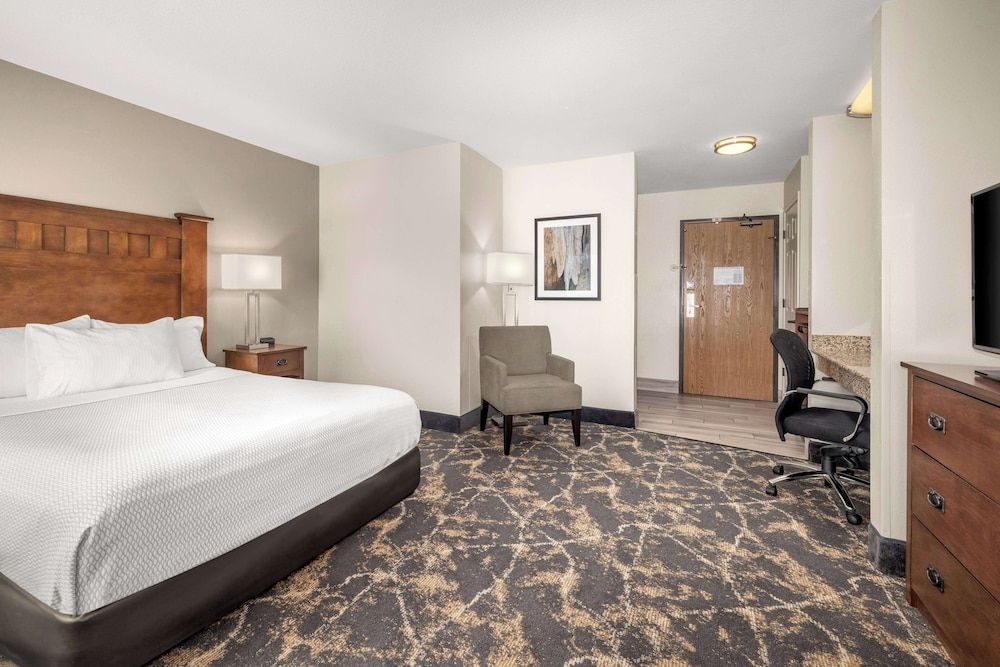 Deluxe Room, 1 Queen Bed, Accessible, Non Smoking (Mobility Accessible)