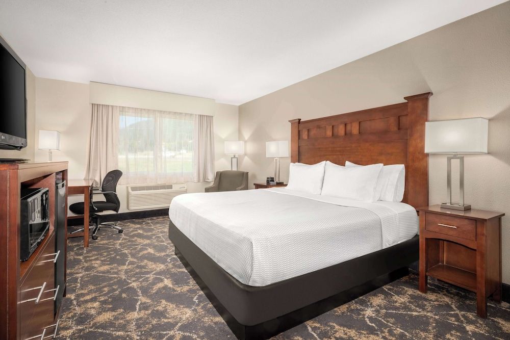 Deluxe Room, 1 King Bed, Accessible, Non Smoking (Mobility Accessible)