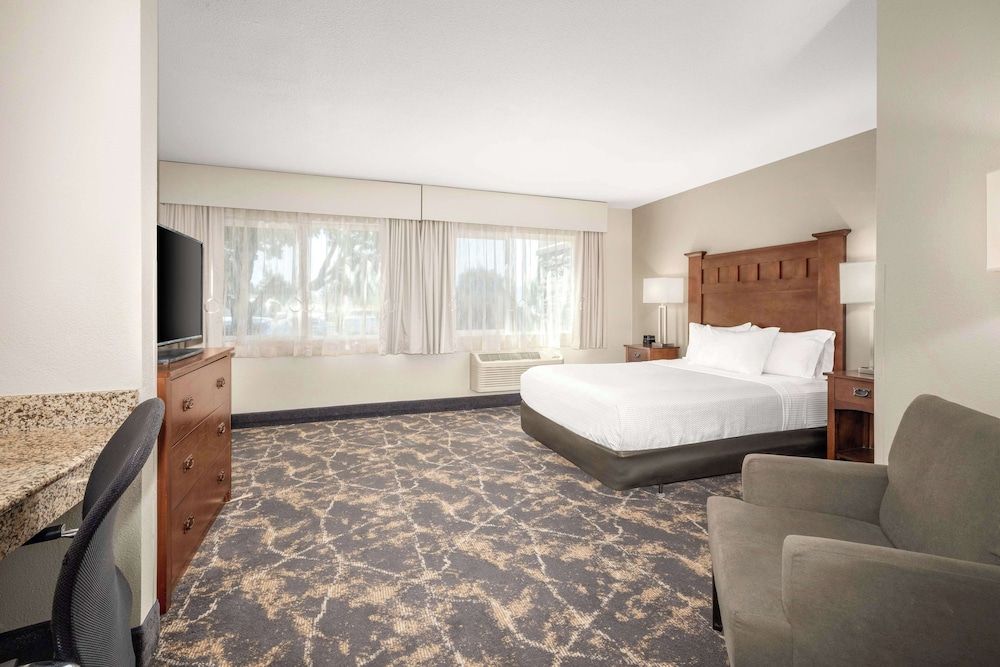 Deluxe Room, 1 Queen Bed, Accessible, Non Smoking (Mobility Accessible)