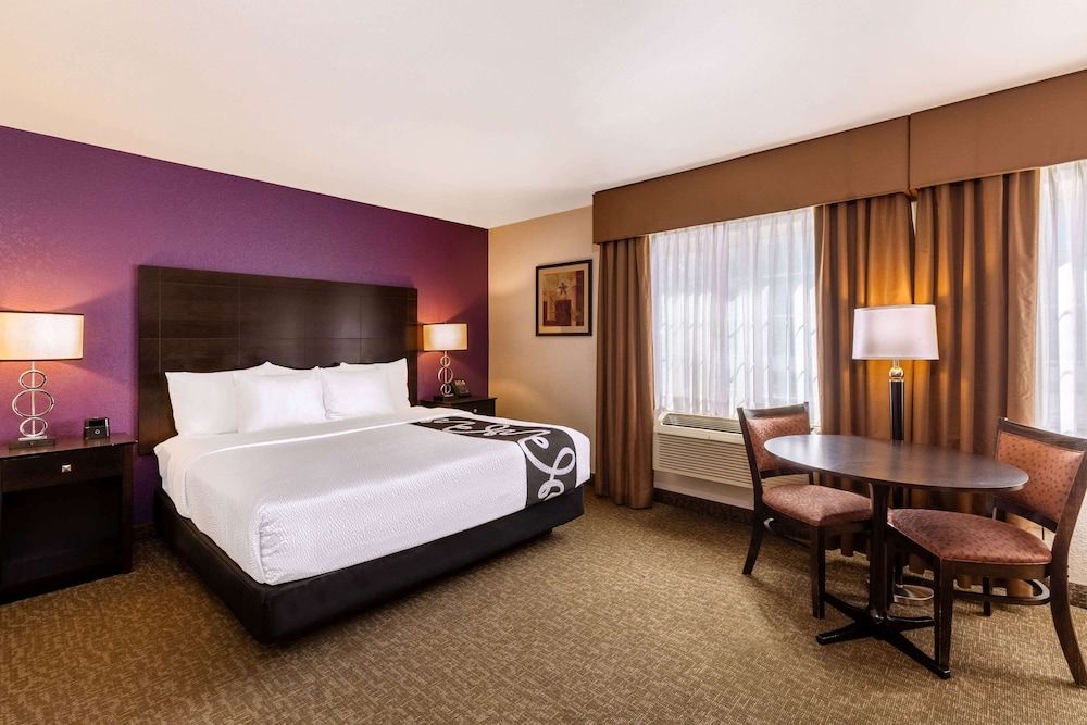 Deluxe Room, 1 King Bed, Non Smoking, Kitchenette