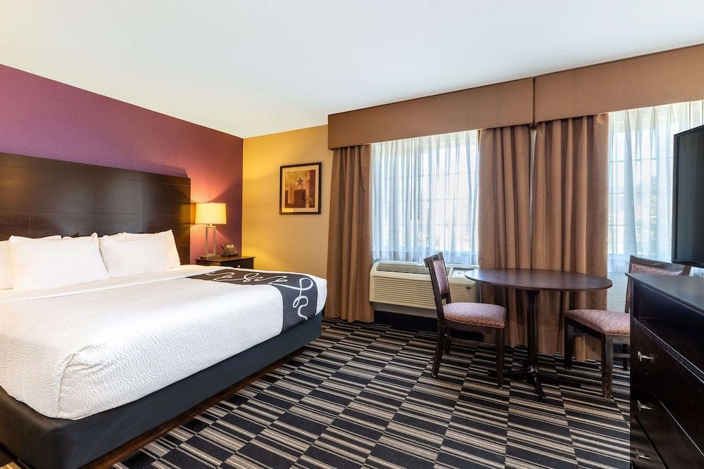 Deluxe Suite, 1 King Bed, Non Smoking, Jetted Tub
