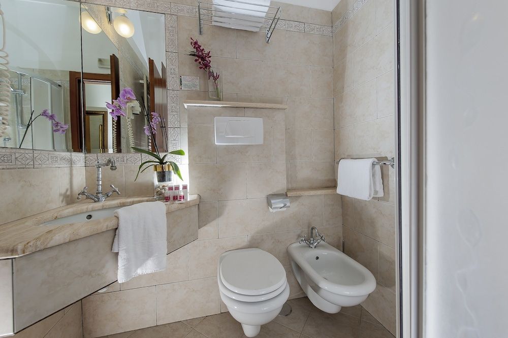 Hotel des Artistes Classic Double or Twin Room, 1 Queen Bed 8