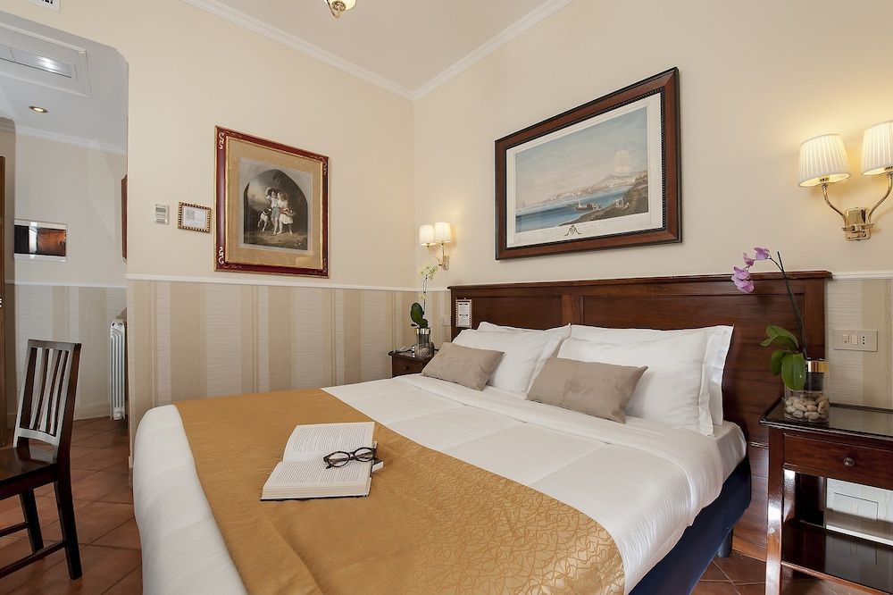 Hotel des Artistes Classic Double or Twin Room, 1 Queen Bed 4