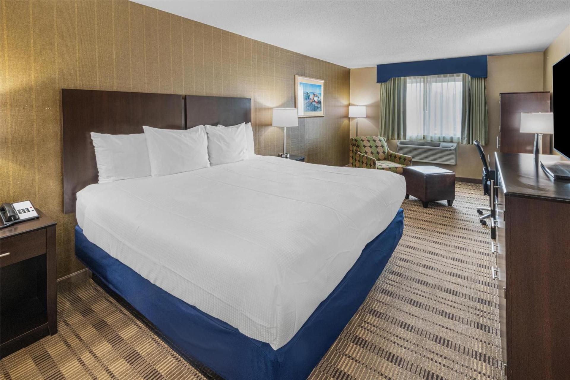 1 King Bed, Nonsmoking, Lounge Chair, Ottoman