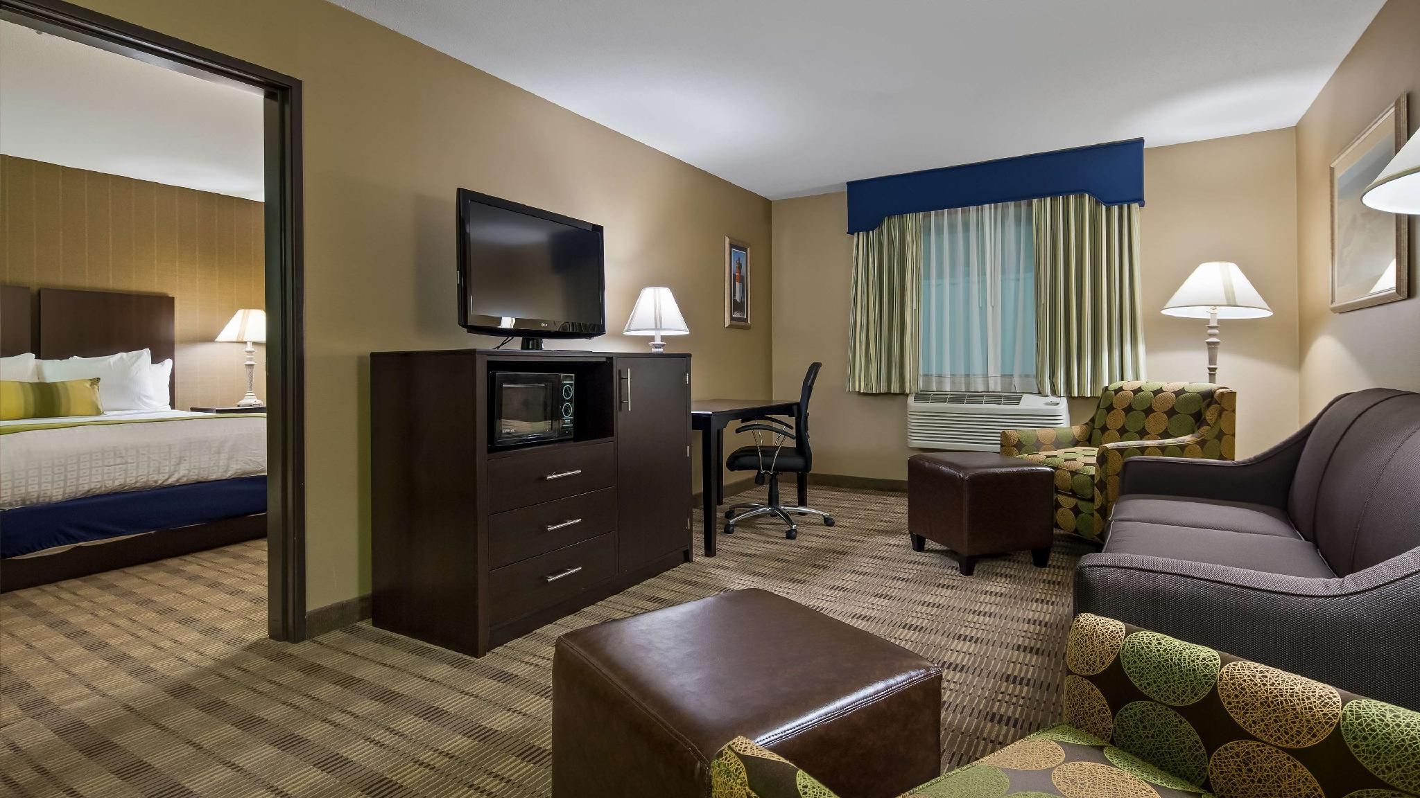Best Western Providence Warwick Airport Inn Suite - 2 Queen Beds, Nonsmoking, One Bedroom, Living Room, Second Bed Sofabed 3