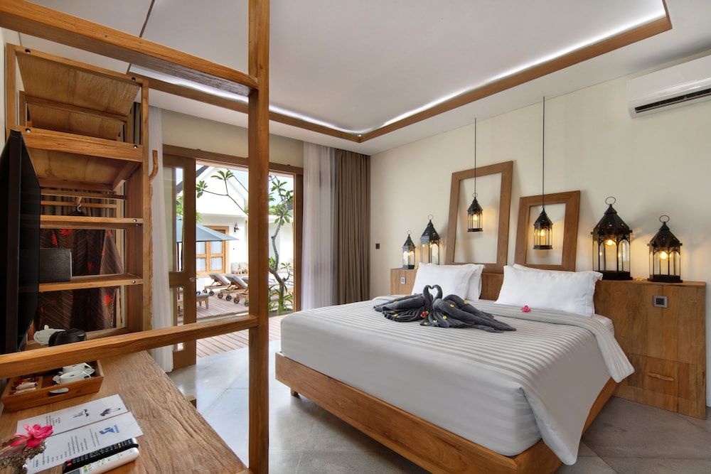 Superior Suite, 1 King Bed, Bathtub, Pool View