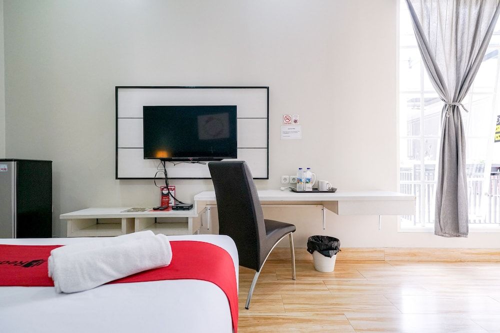 RedDoorz Premium near RS Pondok Indah Double Room 6