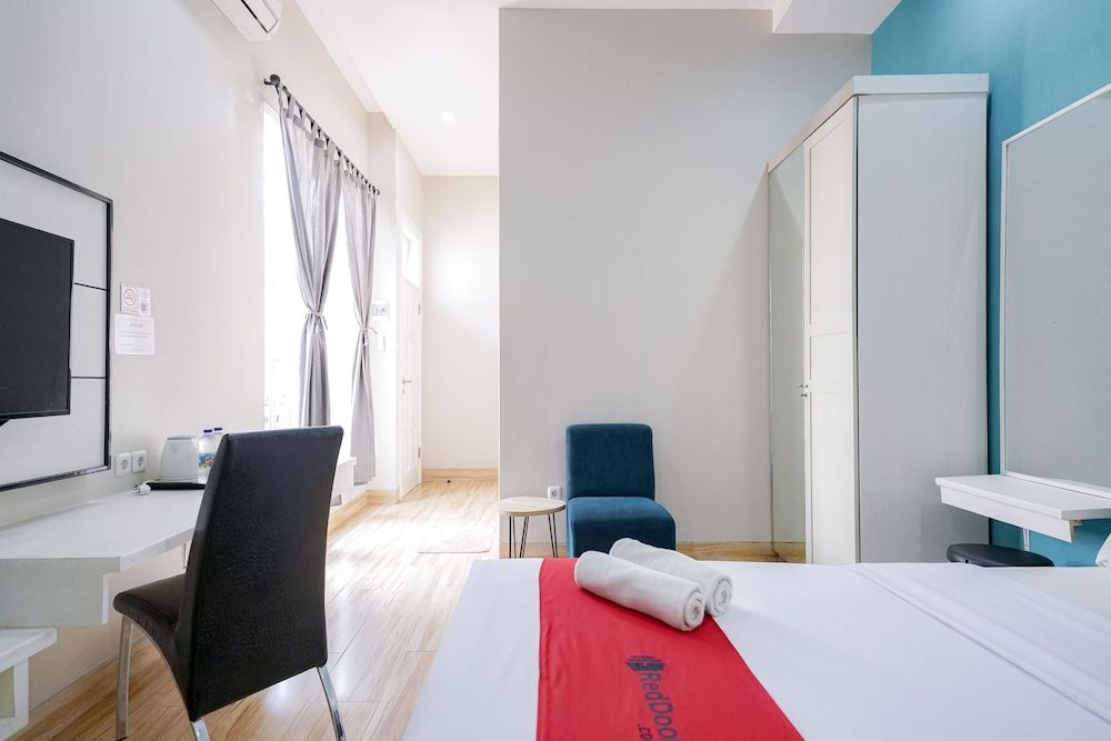 RedDoorz Premium near RS Pondok Indah Double Room 3
