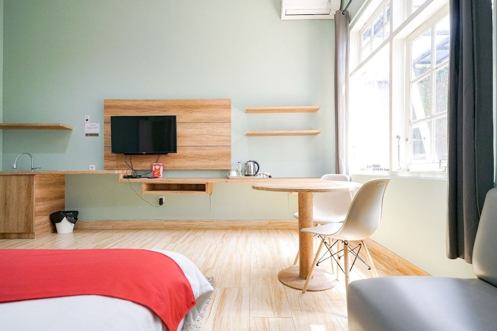 undefined RedDoorz Premium near RS Pondok Indah 10