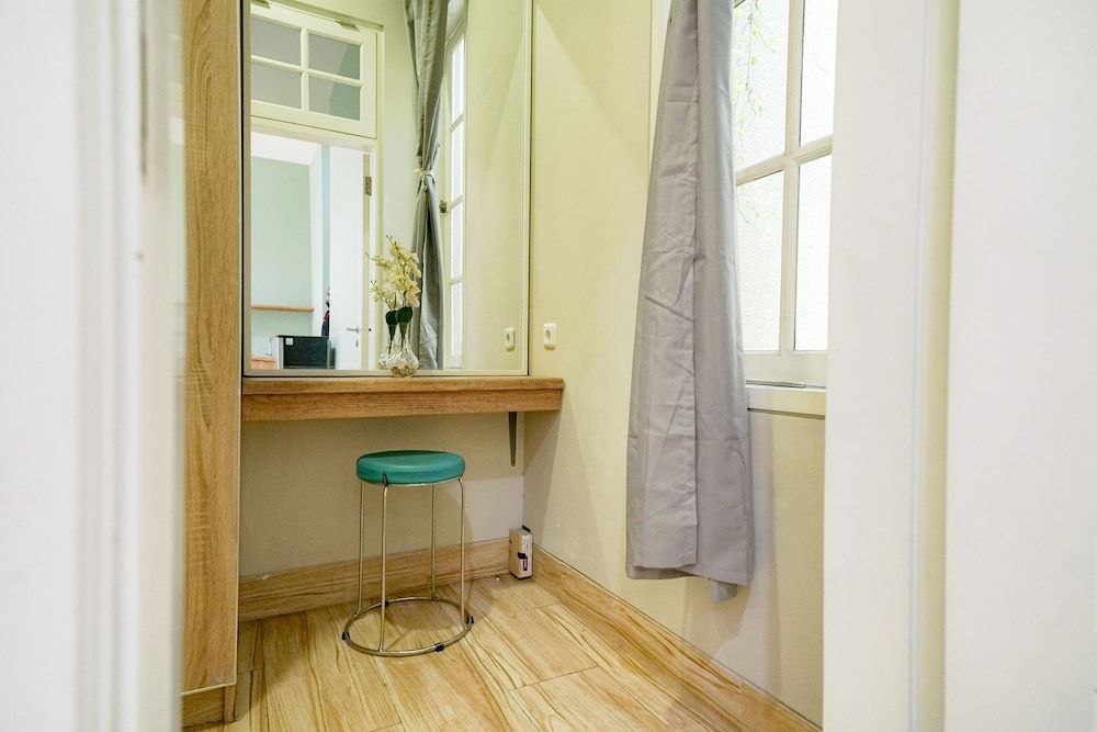 RedDoorz Premium near RS Pondok Indah Basic Suite, 1 Queen Bed 6